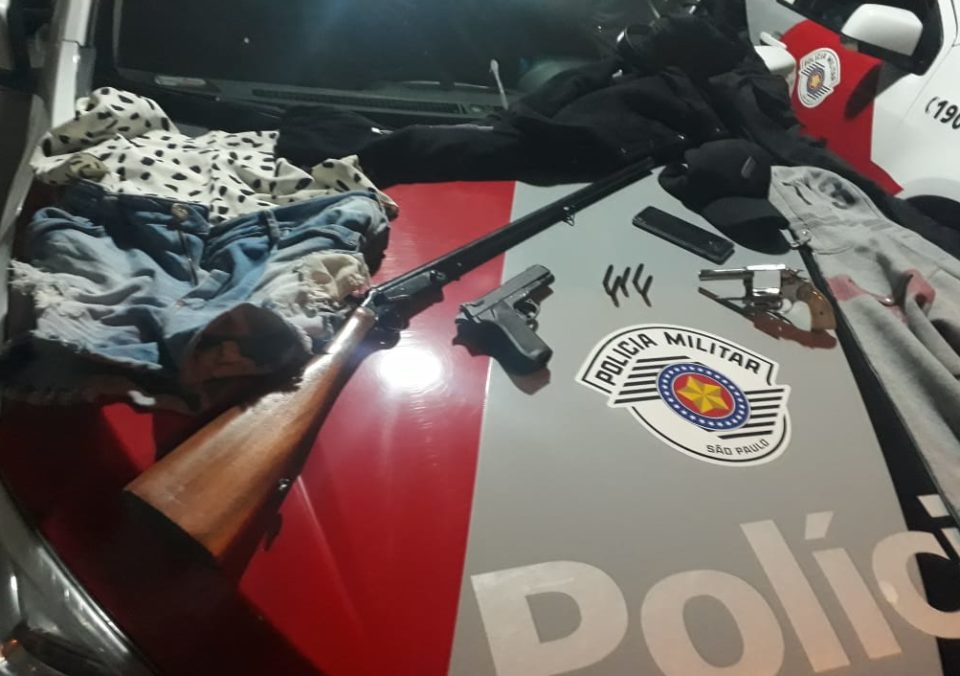 Após roubo, homem é preso com armas em Garça