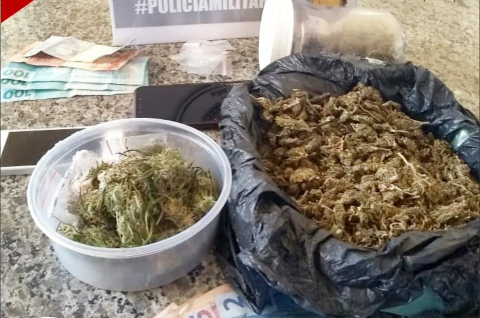 Trio é preso com maconha após denúncia na região