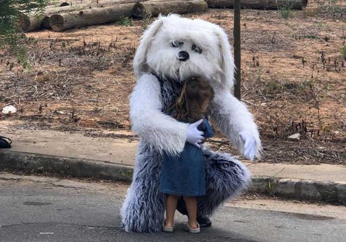 Médico se fantasia de cachorro para abraçar a filha