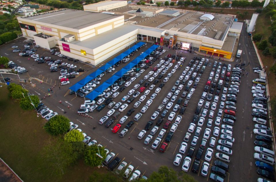 Igreja realiza culto no estilo drive-in em estacionamento