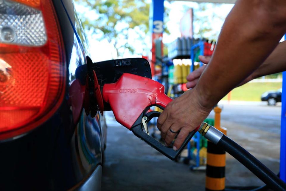 Petrobras anuncia reajuste de 12% para a gasolina