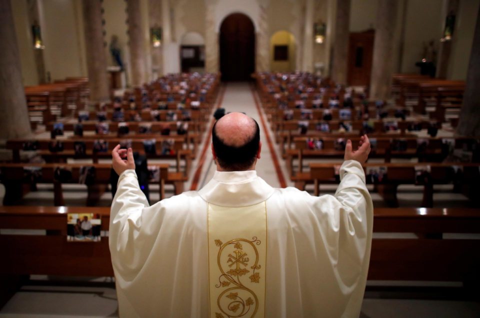 Igreja Católica retoma missas em alguns Estados