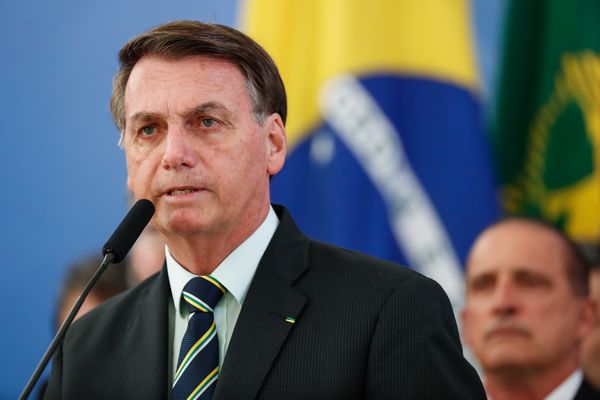 Bolsonaro volta a contrariar medidas de isolamento