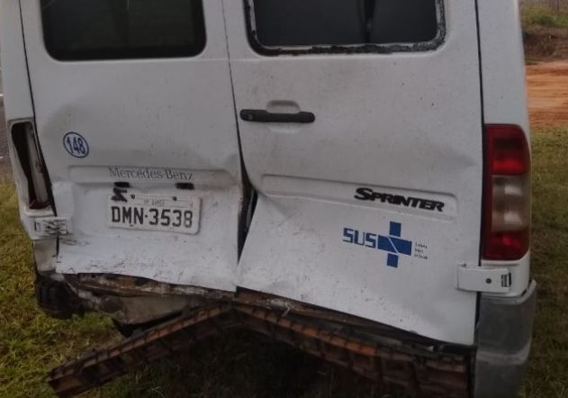 Van da Prefeitura de Garça se envolve em acidente na SP-294