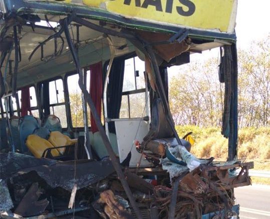 Acidente entre caminhão e ônibus na SP-333 deixa sete feridos