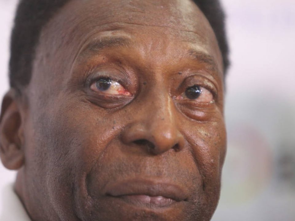 Pelé adere à campanha nas redes sociais contra o racismo