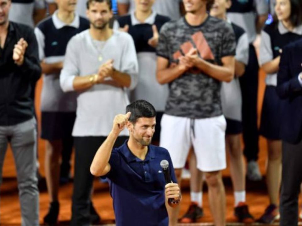 Novak Djokovic perde e chora diante de 4 mil espectadores