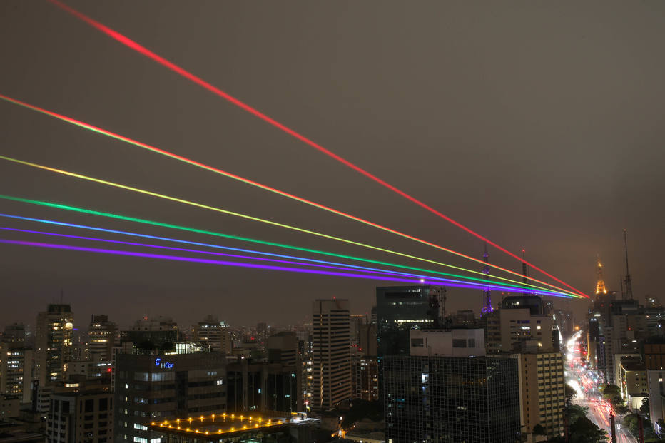 Arco-íris ilumina Paulista para celebrar parada LGBTQIA+