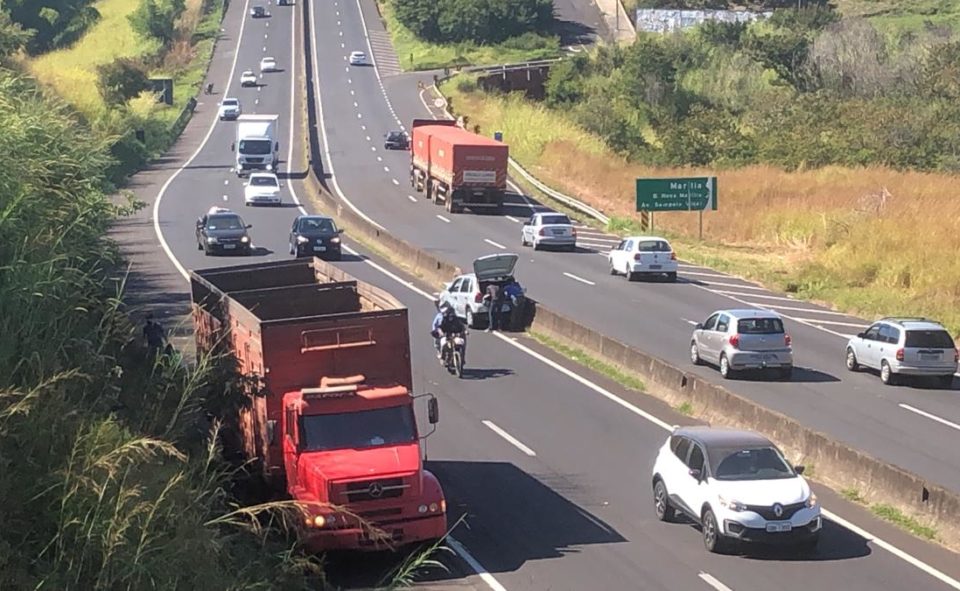 Carro roda na pista após acidente na SP-294 em Marília