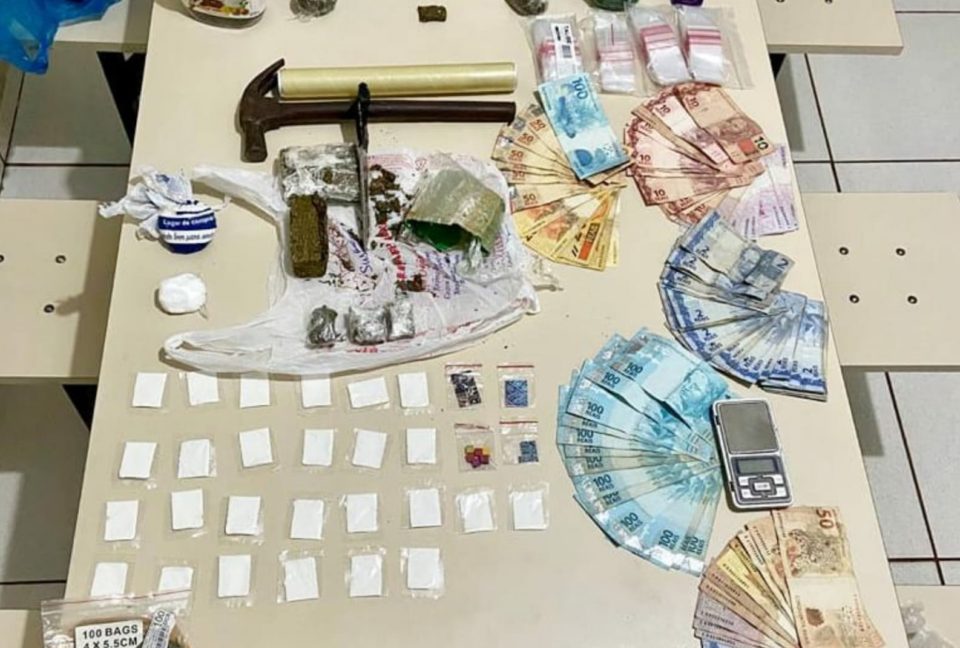 PM prende quatro com drogas e dinheiro na região