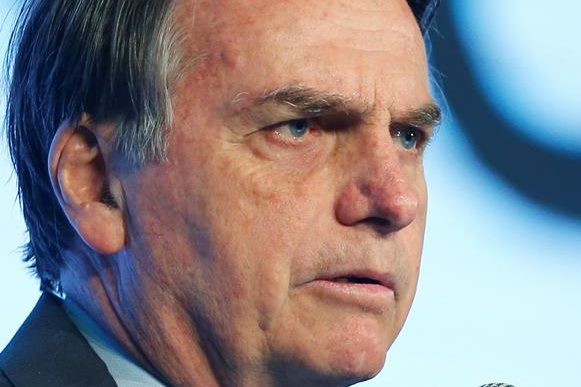 Bolsonaro impede síndicos de proibir festas e aglomerações