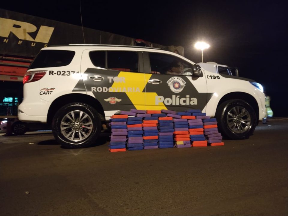 Polícia apreende pasta base de cocaína em caminhão na SP-327