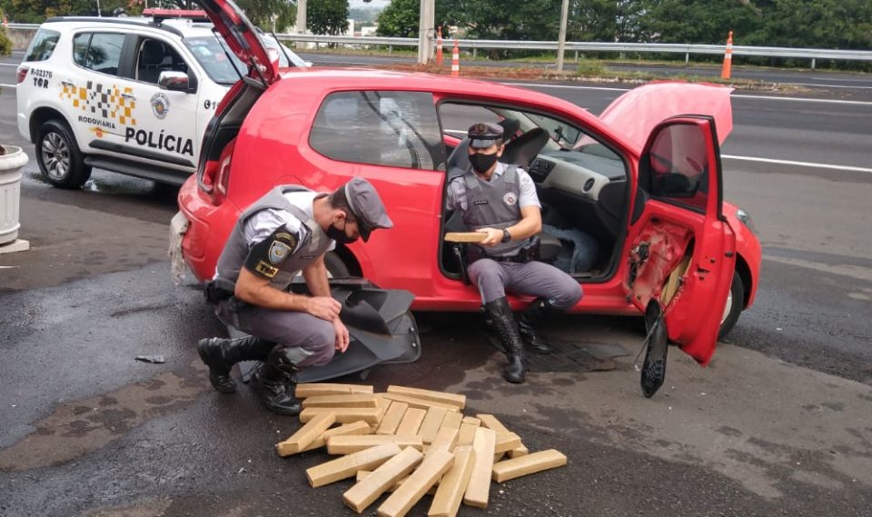 Polícia flagra carro com maconha na SP-333 em Marília