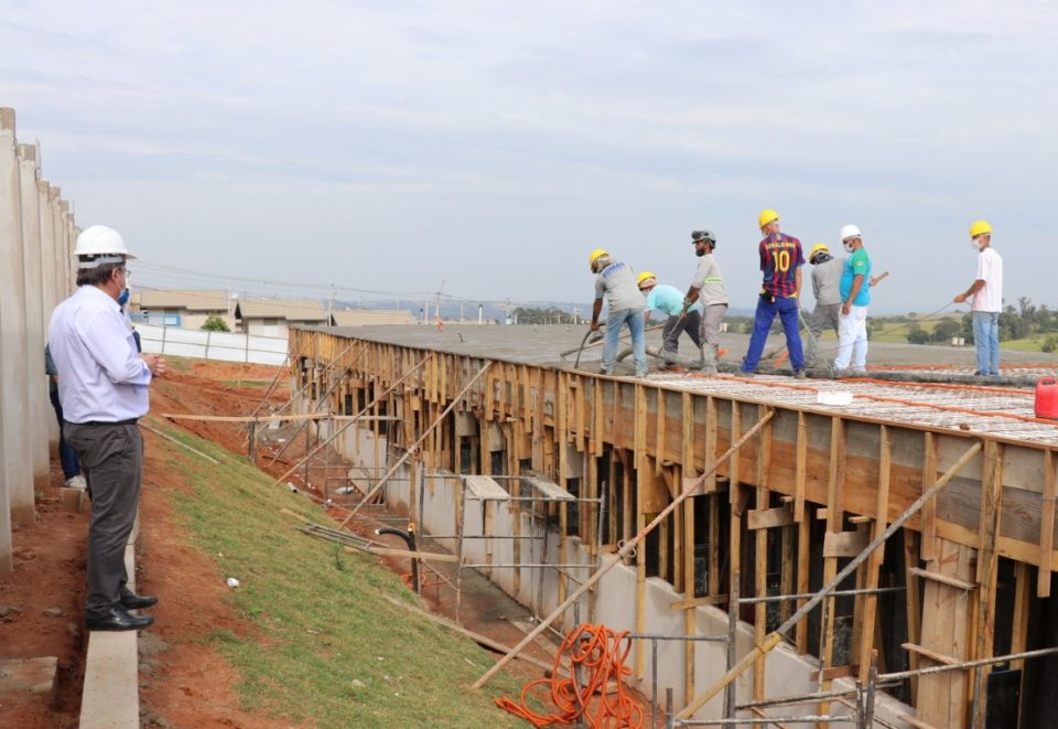 Prefeito vistoria as obras de construção da Emei Maracá e Emef Montana