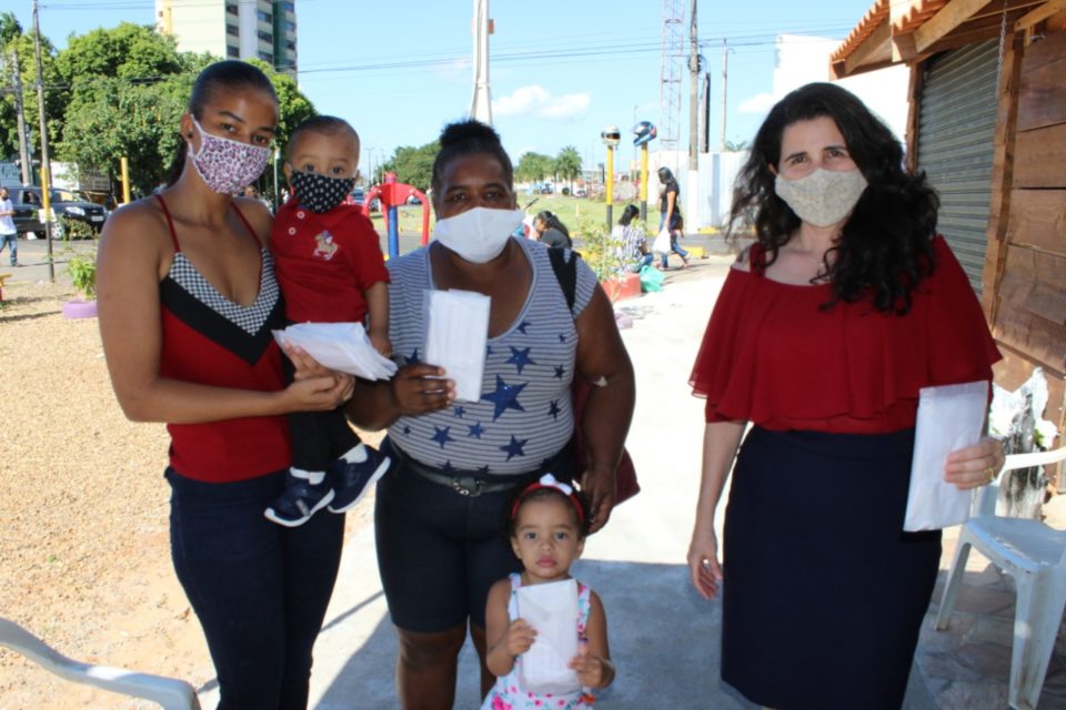 Fundo Social entrega máscaras na região central da cidade