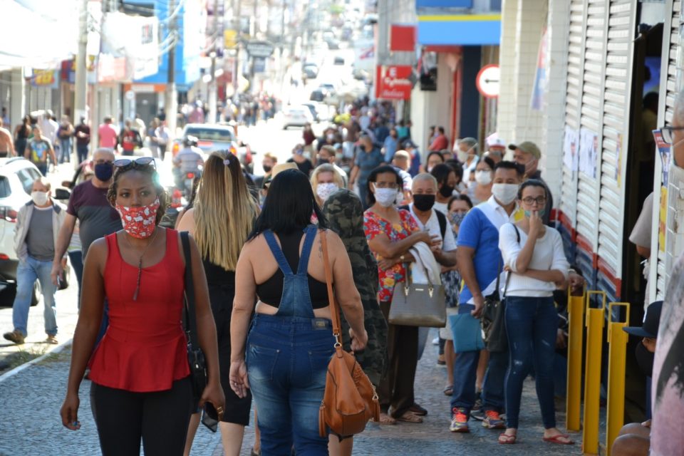 Reabertura do comércio tem filas e movimento intenso em Marília