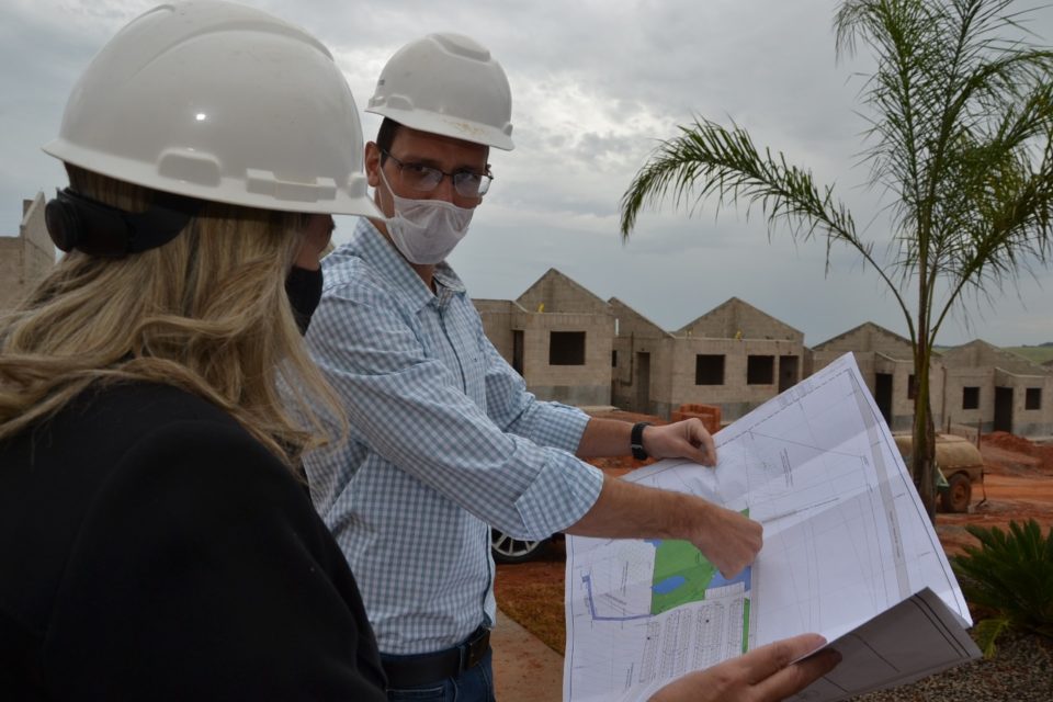 Prefeita Tina visita obras de residencial da Menin em Pompeia