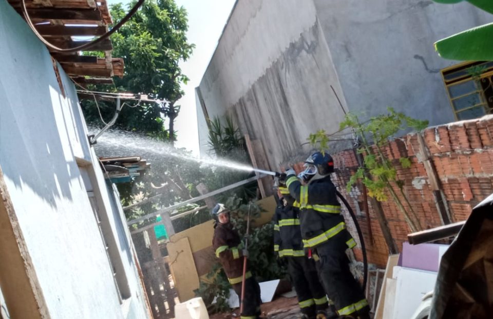 Fogo destrói edícula na zona Sul de Marília