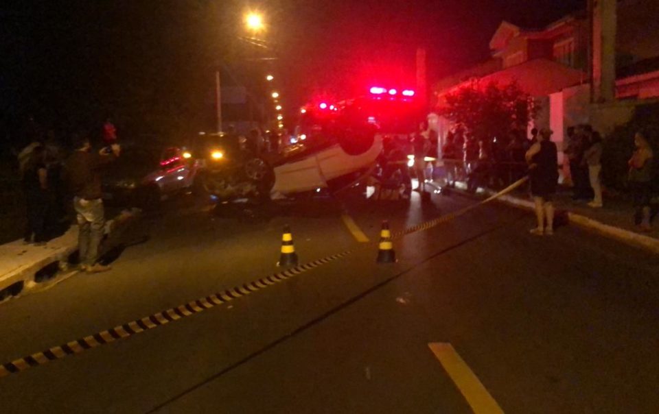 Mulher se fere após capotar carro na rua Santa Helena