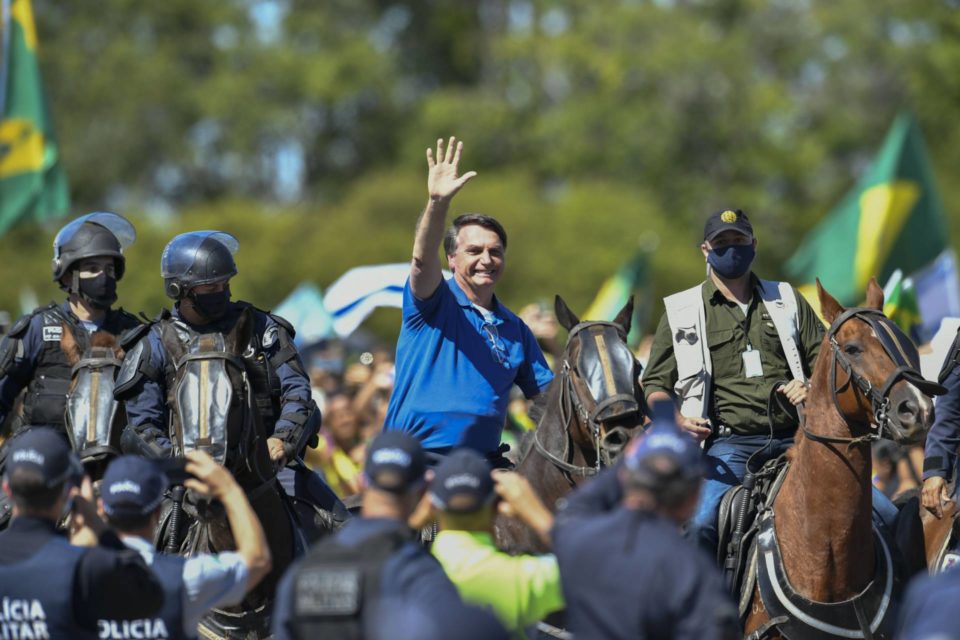 Doria: Bolsonaro passeia a cavalo, enquanto pandemia galopa