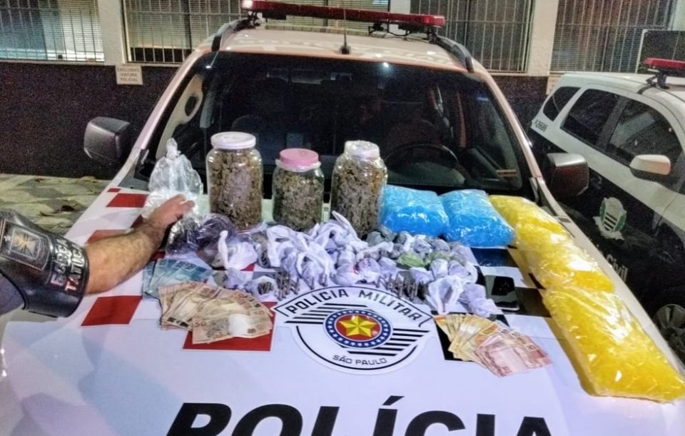 Rapaz é preso com quase mil pinos de cocaína em Bauru