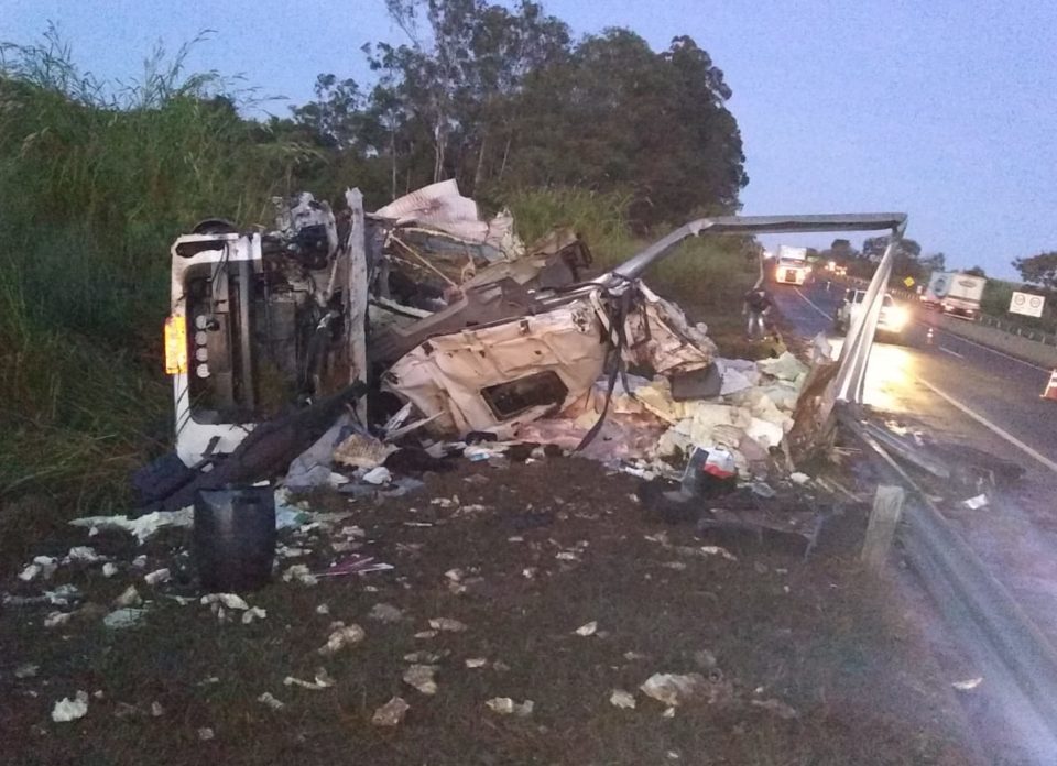 Motorista de caminhão morre em acidente na rodovia SP-333