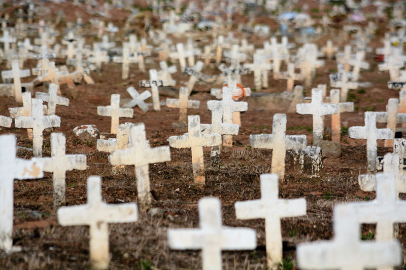 Com 1.349 mortes em 24 horas, Brasil registra novo recorde