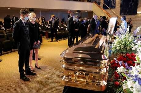 Centenas comparecem a funeral de George Floyd