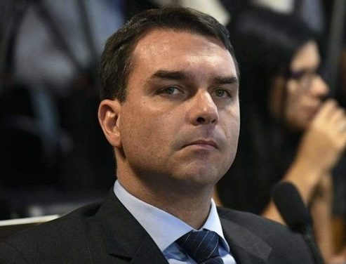 Com nova defesa, Flávio muda estratégia e quer depor