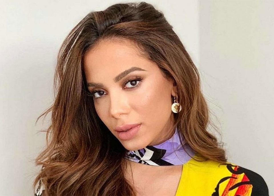 Anitta é diagnosticada com trombose e está internada