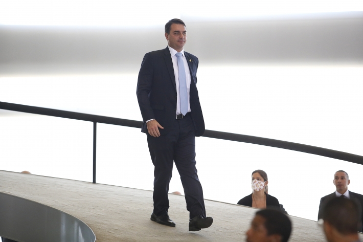 Flávio Bolsonaro pede suspeição de juiz em inquérito