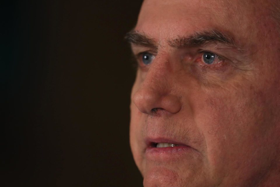 Bolsonaro é criticado após pedir invasão de hospitais