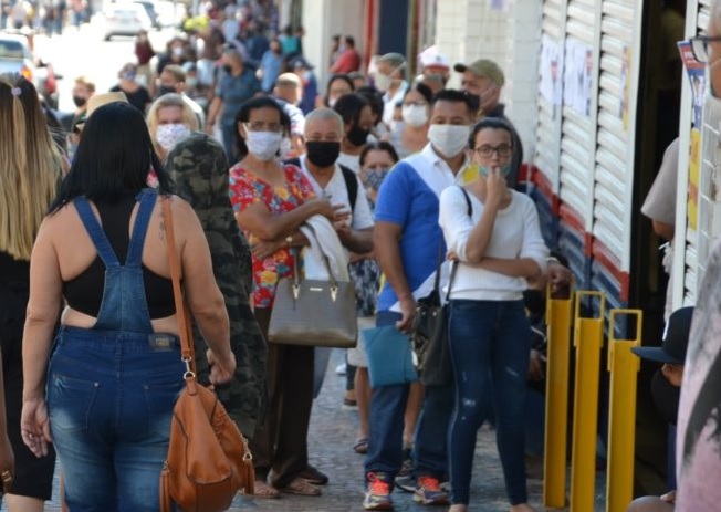 Filas em frente de lojas surpreendem fiscalização