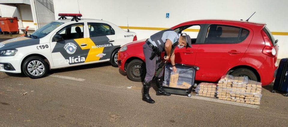 Homem é preso com mais de 100 quilos de maconha em malas