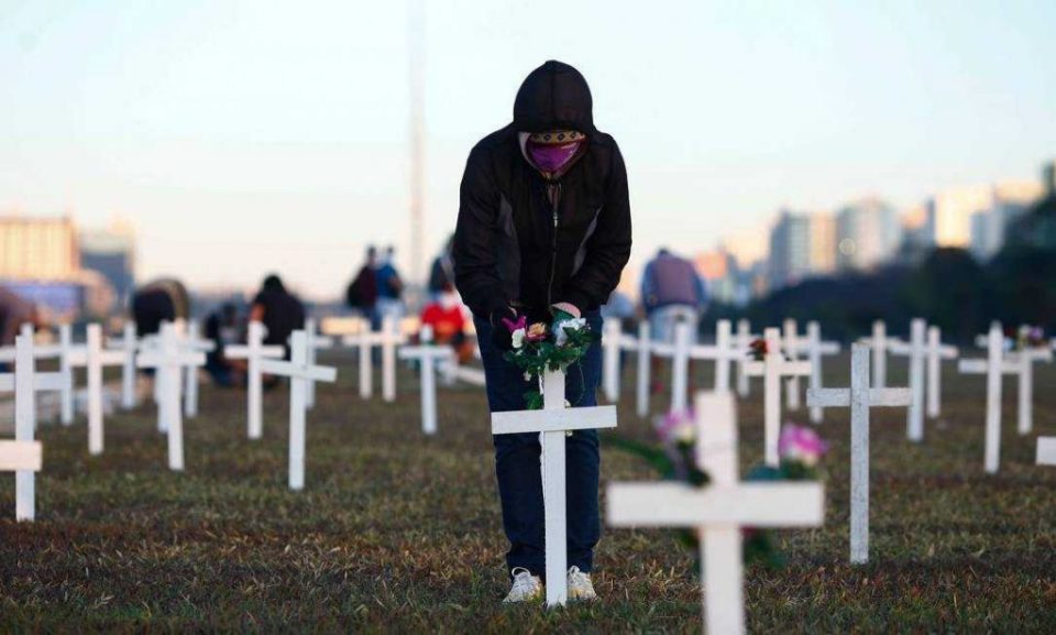 Brasil tem 727 novas mortes por covid-19 em 24 horas