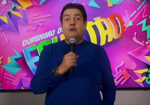 Faustão manda beijo para apresentadores da Record