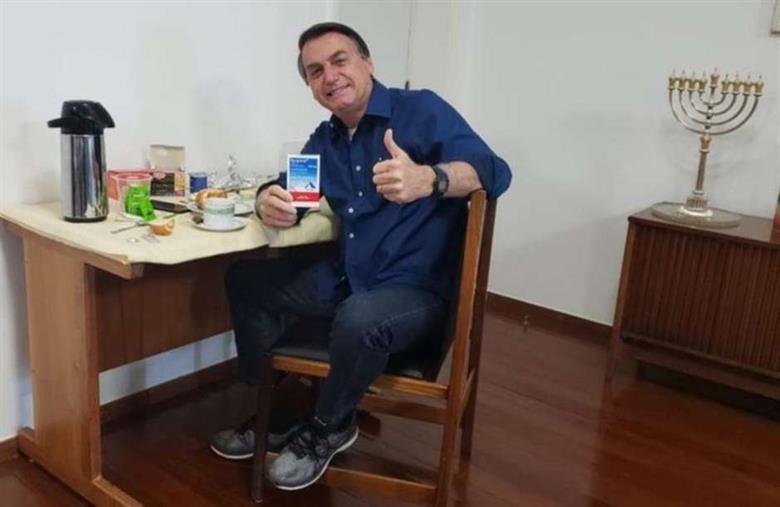 Bolsonaro anuncia teste negativo com hidroxicloroquina na mão