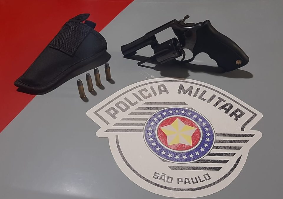 Homem é preso com revólver em distrito após denúncia