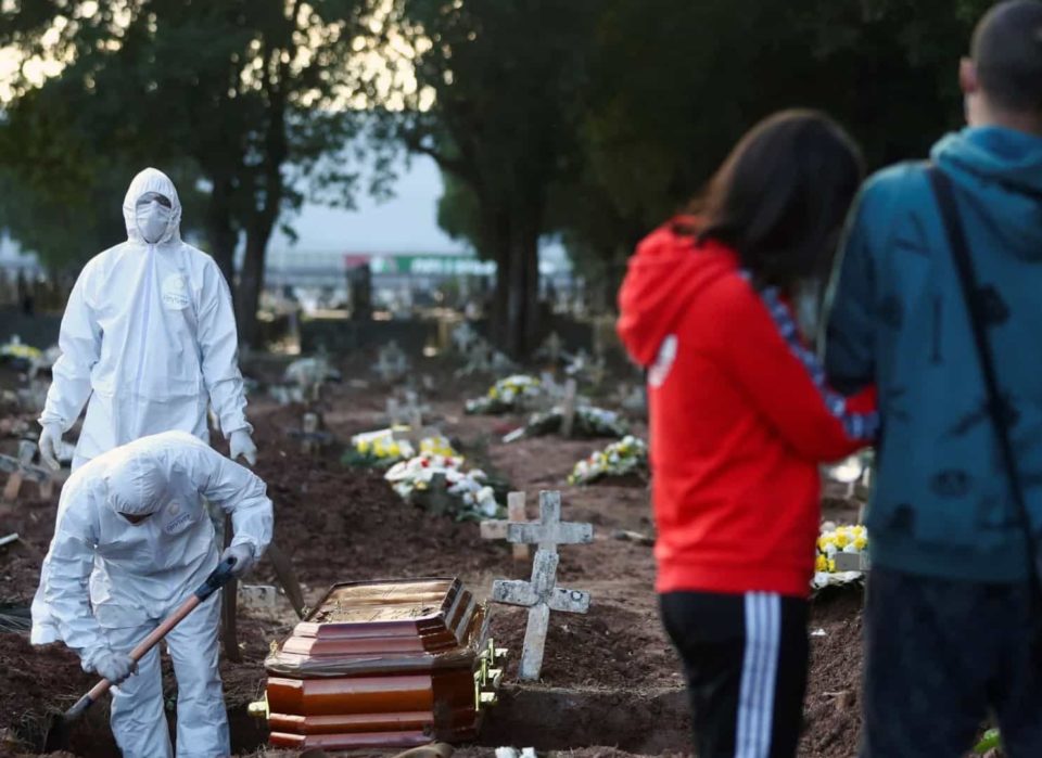 Brasil registra média diária de 1.036 mortes por covid-19