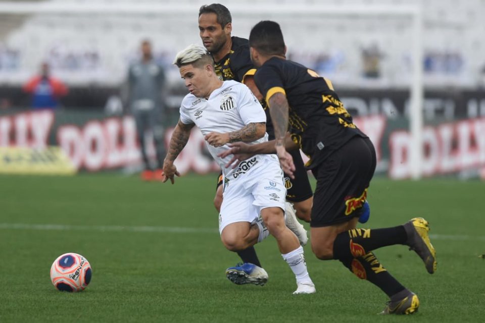 Santos é prejudicado pela arbitragem e sofre virada