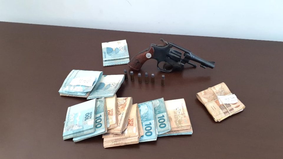 Homem é preso com arma e mais de R$ 11 mil na região