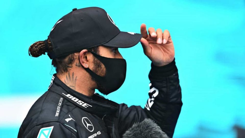Hamilton cobra apoio de pilotos após ato antirracismo