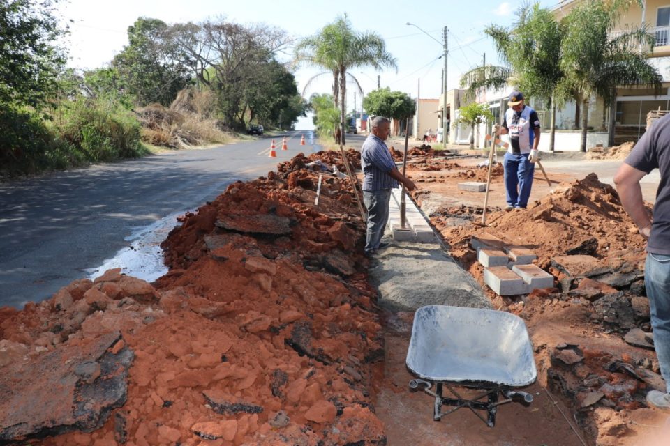 Prefeitura faz obra para sarjetão no Jardim Flamingo