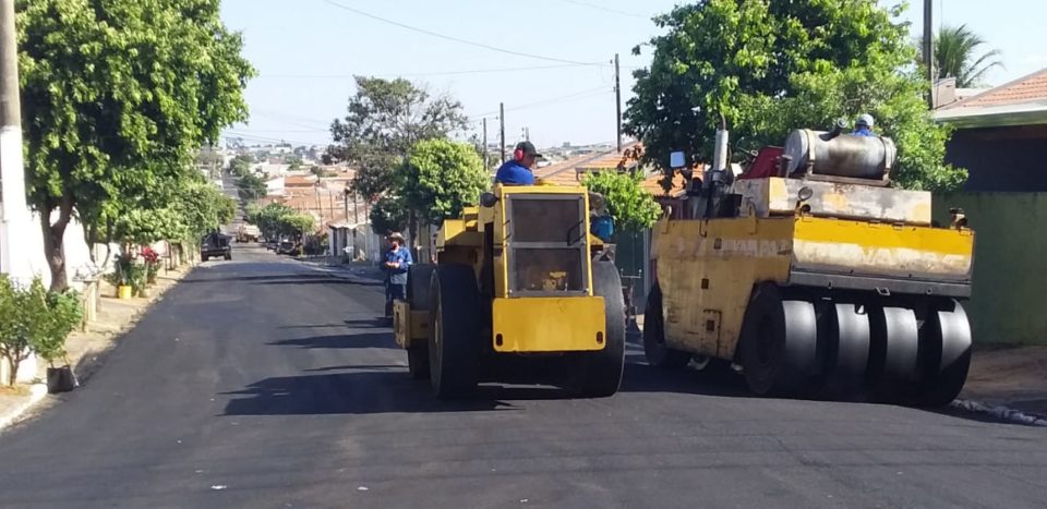 Prefeitura inicia recape da rua Maria Francisco Camargo