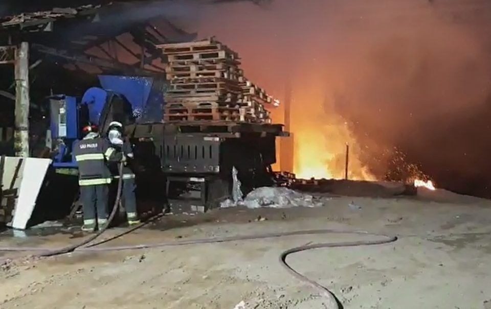 Incêndio em fábrica de paletes mobiliza Bombeiros