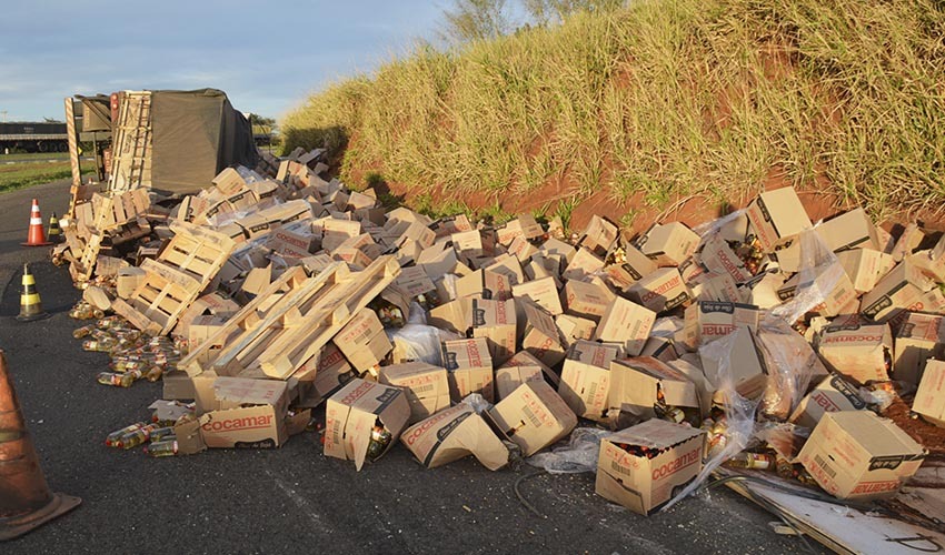 Carreta com óleo vegetal tomba em rodovia da região