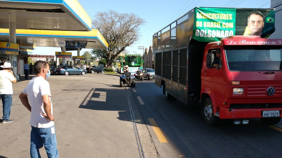 Agricultores fazem ato em defesa de Bolsonaro na região