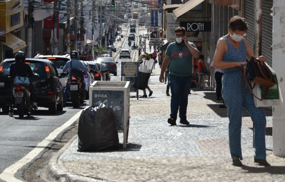 Comércio reabre com movimento tranquilo na região central de Marília