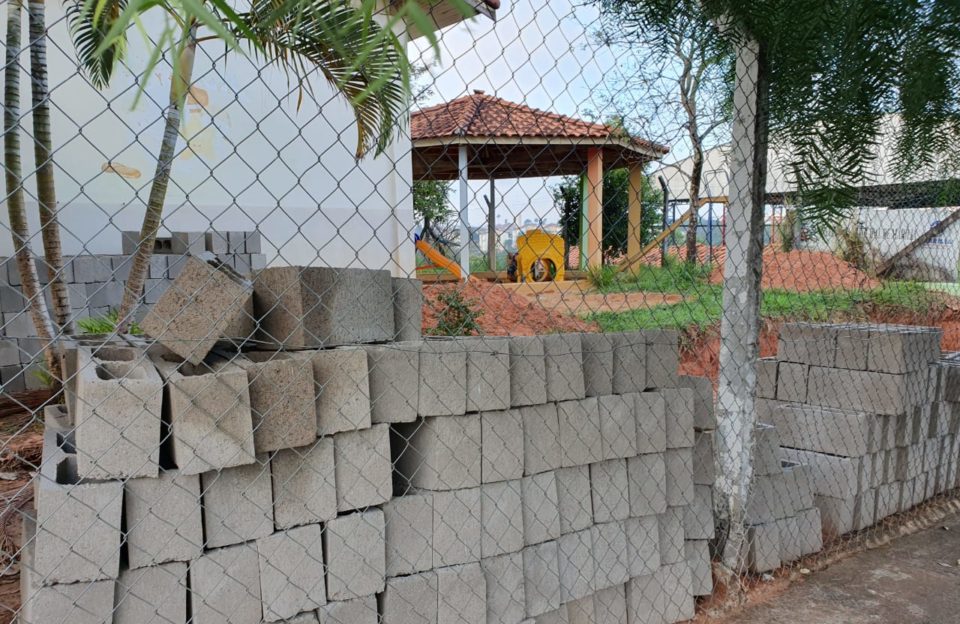 Cidade tem obras paralisadas em escolas e Prefeitura ignora apelos