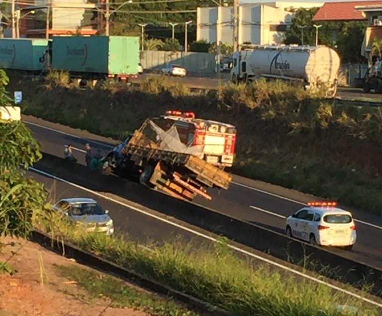 Acidente na rodovia do Contorno provoca trânsito